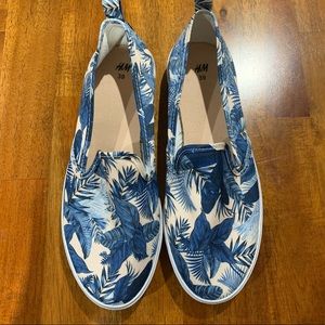 HM white and blue sneaker